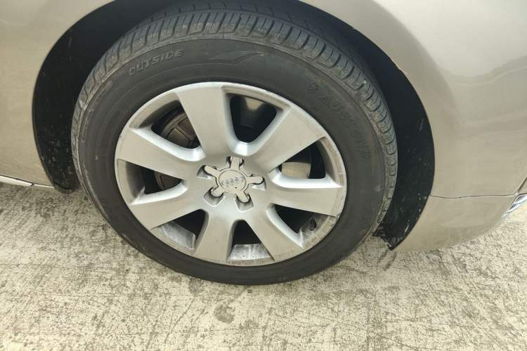 Used Audi A8 2013 A8L 45 TFSI quattro Comfort model Right Front Wheel Hub