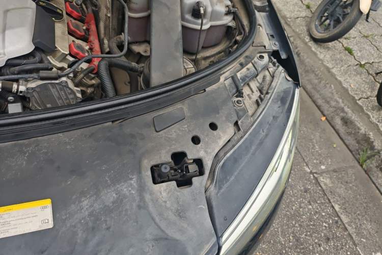 Used Audi A8 2014 A8L 45 TFSI quattro Comfort model Engine Bay Left