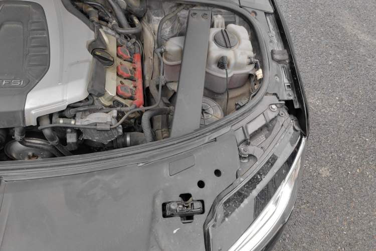 Used Audi A8 2014 A8L 45 TFSI quattro Comfort model Engine Bay Left
