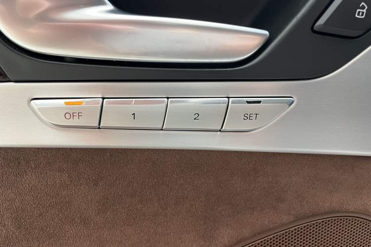 Used Audi A8 2014 A8L 45 TFSI quattro Comfort model Interior 9
