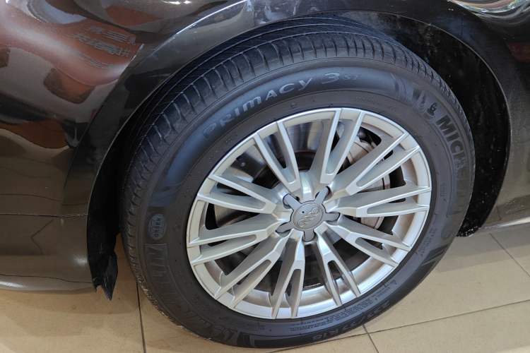 Used Audi A8 2014 A8L 45 TFSI quattro Comfort model Left Front Wheel Hub