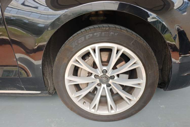 Used Audi A8 2014 A8L 45 TFSI quattro Comfort model Right Front Wheel Hub