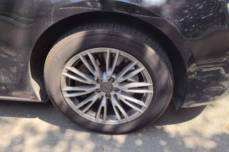 Used Audi A8 2014 A8L 45 TFSI quattro Comfort model Right Front Wheel Hub
