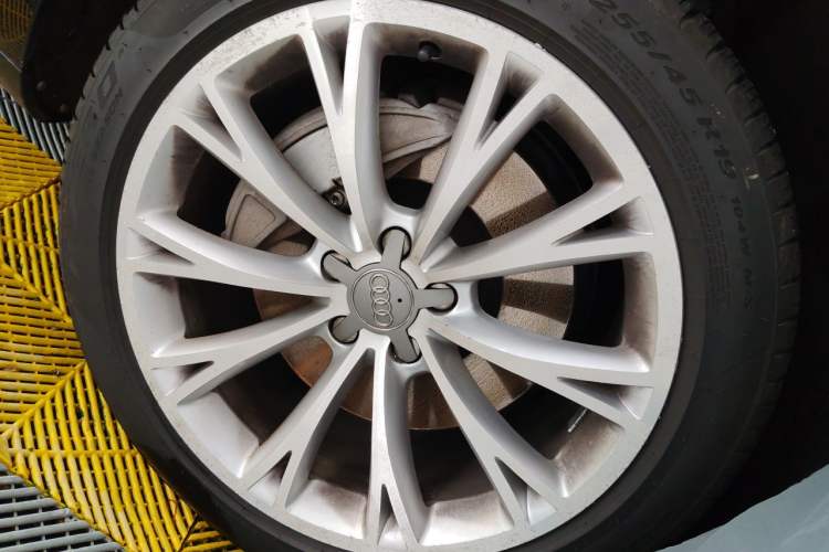 Used Audi A8 2014 A8L 45 TFSI quattro Luxury Model Right Front Wheel Hub