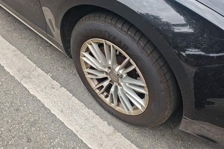 Used Audi A8 2014 A8L 45 TFSI quattro Comfort model Right Front Wheel Hub
