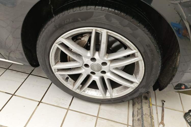 Used Audi A8 2014 A8L 45 TFSI quattro Luxury Model Right Front Wheel Hub