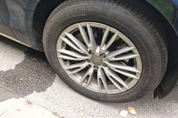 Used Audi A8 2014 A8L 45 TFSI quattro Comfort model Right Front Wheel Hub