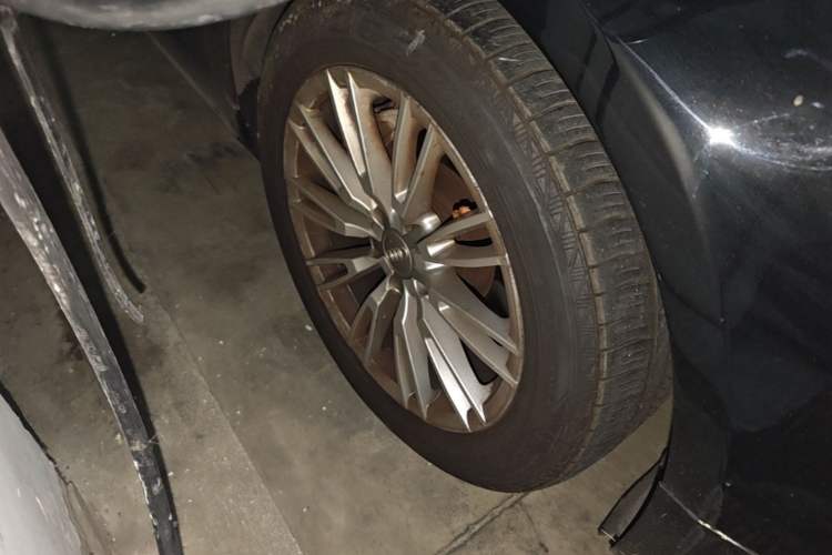 Used Audi A8 2014 A8L 45 TFSI quattro Comfort model Right Front Wheel Hub