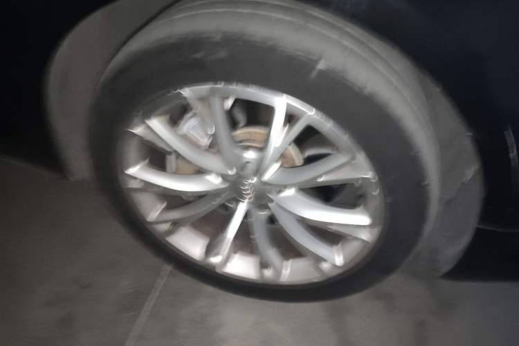 Used Audi A8 2014 A8L 45 TFSI quattro Luxury Model Right Front Wheel Hub