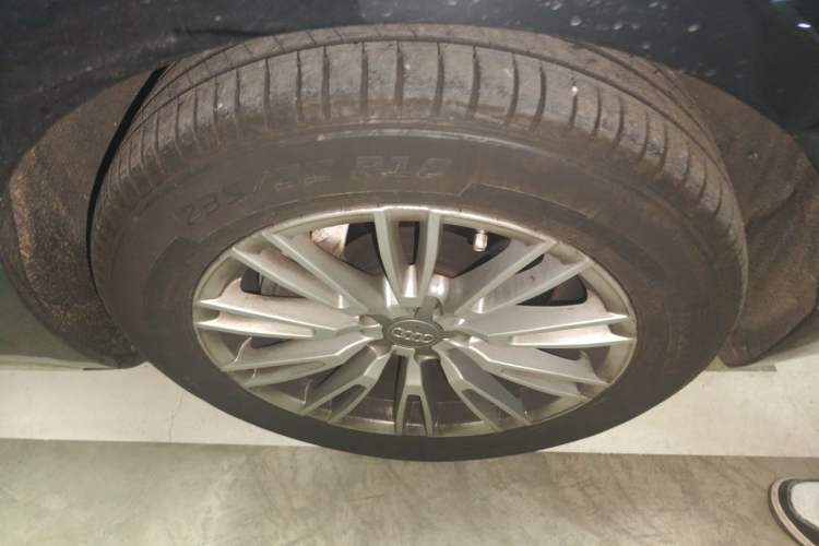 Used Audi A8 2014 A8L 45 TFSI quattro Comfort model Right Front Wheel Hub