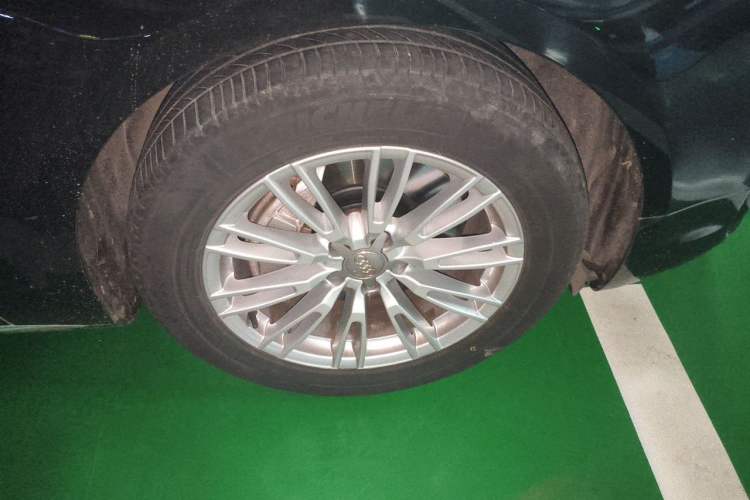 Used Audi A8 2014 A8L 45 TFSI quattro Comfort model Right Front Wheel Hub