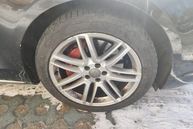 Used Audi A8 2014 A8L 45 TFSI quattro Comfort model Right Front Wheel Hub