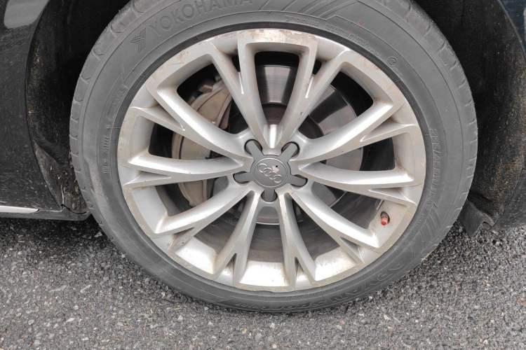 Used Audi A8 2014 A8L 45 TFSI quattro Comfort model Right Front Wheel Hub