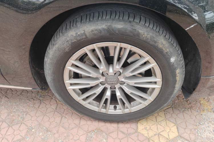Used Audi A8 2014 A8L 45 TFSI quattro Comfort model Right Front Wheel Hub