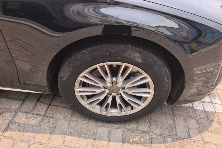 Used Audi A8 2014 A8L 45 TFSI quattro Comfort model Right Front Wheel Hub