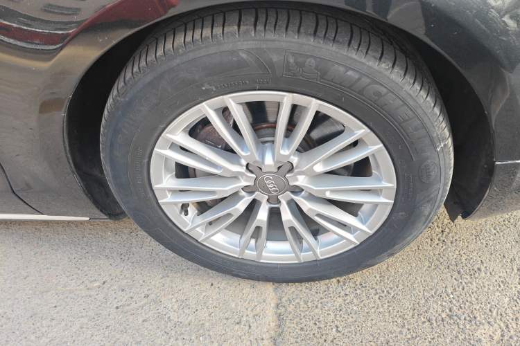 Used Audi A8 2014 A8L 45 TFSI quattro Comfort model Right Front Wheel Hub