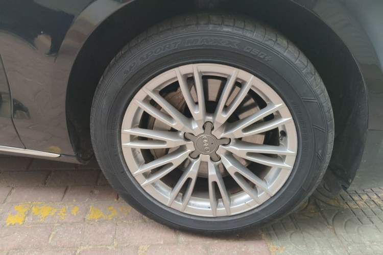 Used Audi A8 2014 A8L 45 TFSI quattro Comfort model Right Front Wheel Hub