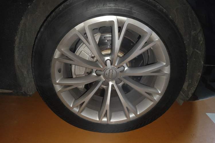 Used Audi A8 2014 A8L 45 TFSI quattro Luxury Model Right Front Wheel Hub