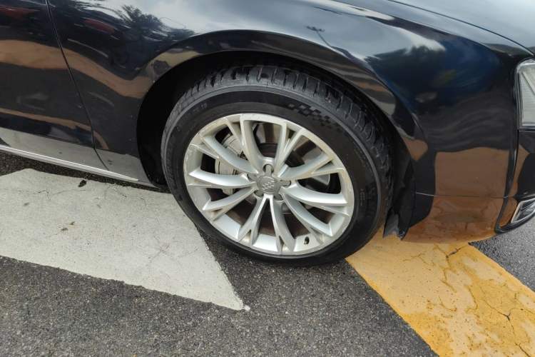 Used Audi A8 2014 A8L 45 TFSI quattro Comfort model Right Front Wheel Hub