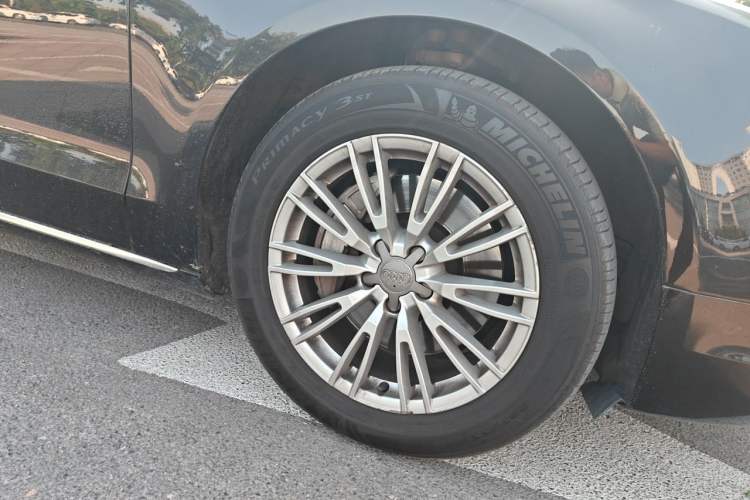 Used Audi A8 2014 A8L 45 TFSI quattro Comfort model Right Front Wheel Hub