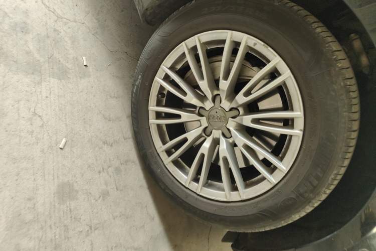 Used Audi A8 2014 A8L 45 TFSI quattro Comfort model Right Front Wheel Hub