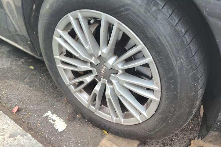 Used Audi A8 2014 A8L 45 TFSI quattro Comfort model Right Front Wheel Hub