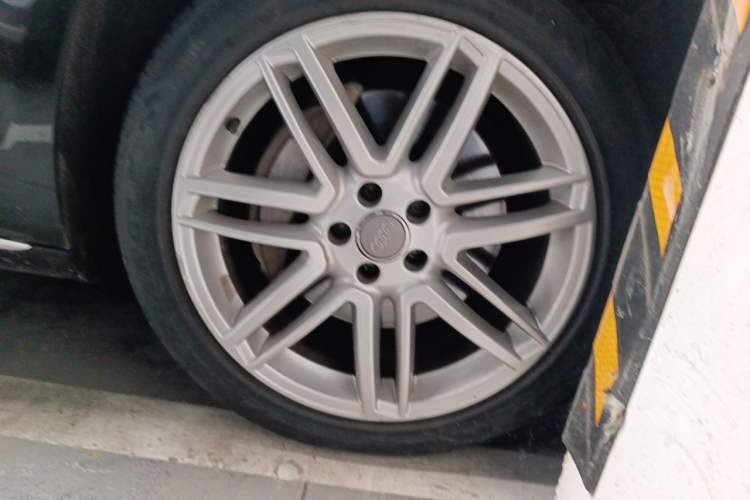 Used Audi A8 2014 A8L 45 TFSI quattro Comfort model Right Front Wheel Hub