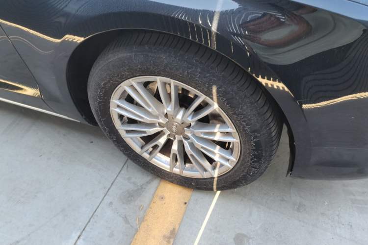 Used Audi A8 2014 A8L 45 TFSI quattro Comfort model Right Front Wheel Hub