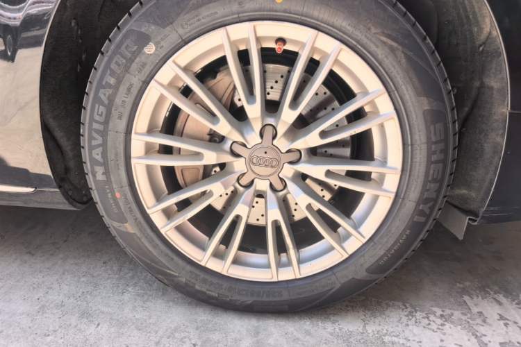 Used Audi A8 2014 A8L 45 TFSI quattro Comfort model Right Front Wheel Hub