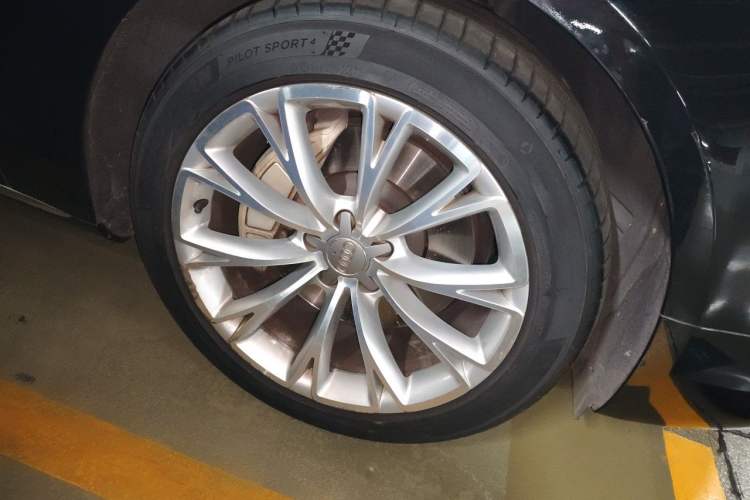 Used Audi A8 2014 A8L 45 TFSI quattro Luxury Model Right Front Wheel Hub