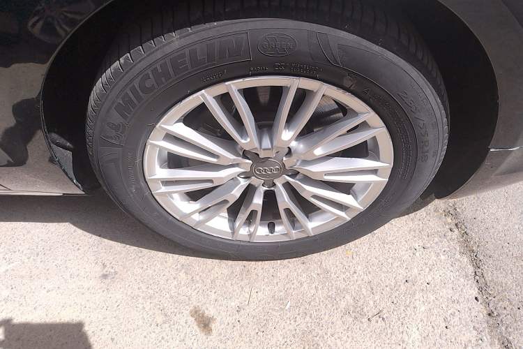 Used Audi A8 2014 A8L 45 TFSI quattro Comfort model Right Front Wheel Hub