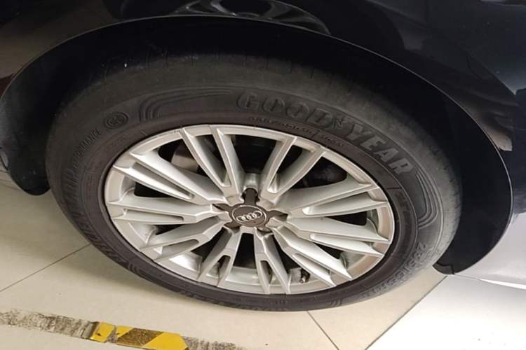 Used Audi A8 2014 A8L 45 TFSI quattro Comfort model Right Rear Wheel Hub