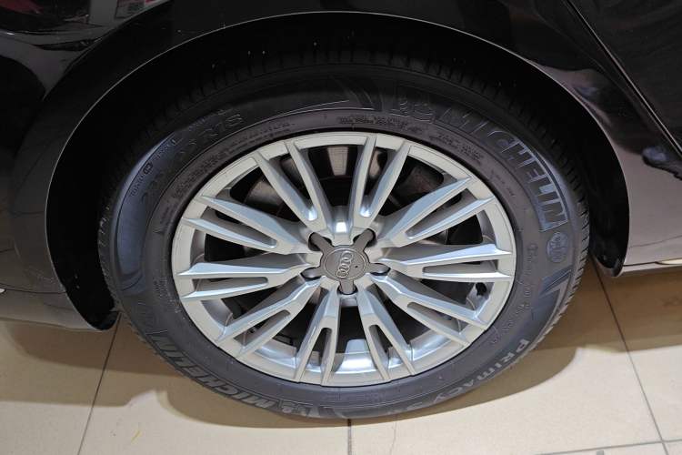 Used Audi A8 2014 A8L 45 TFSI quattro Comfort model Right Rear Wheel Hub