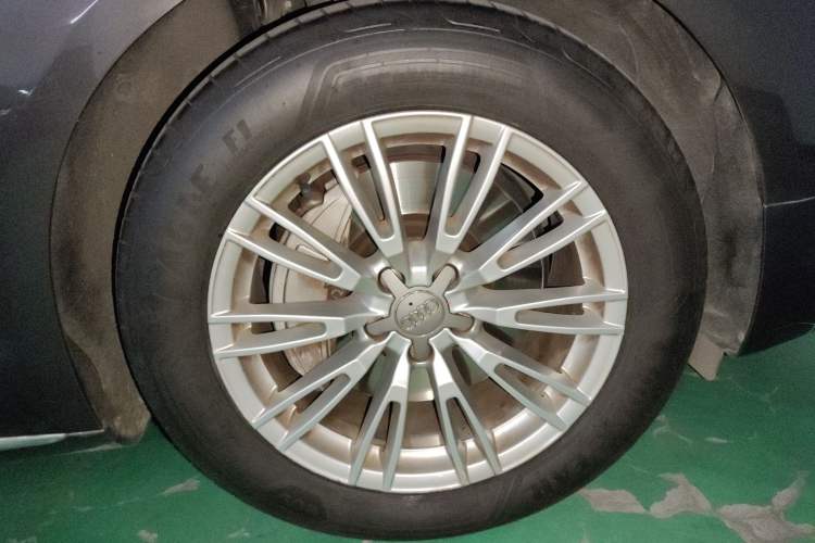 Used Audi A8 2014 A8L 45 TFSI quattro Comfort model Right Front Wheel Hub