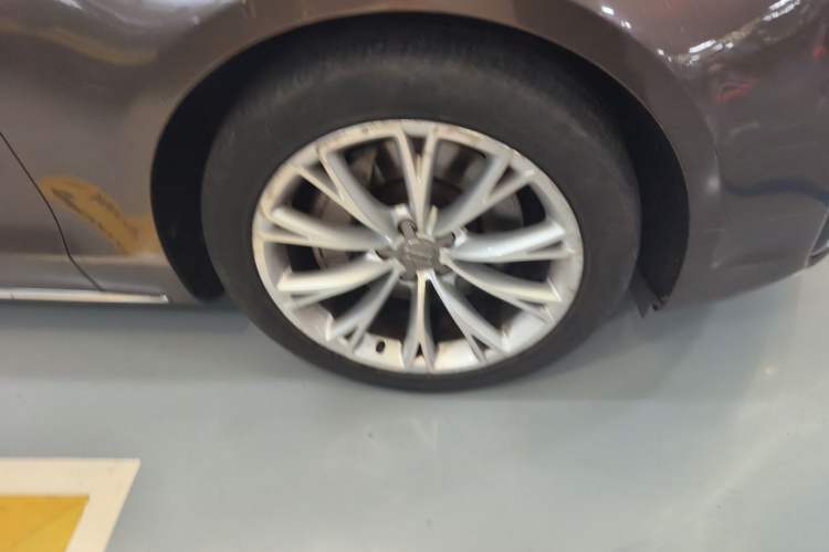 Used Audi A8 2014 A8L 50 TFSI quattro Luxury Model Right Front Wheel Hub