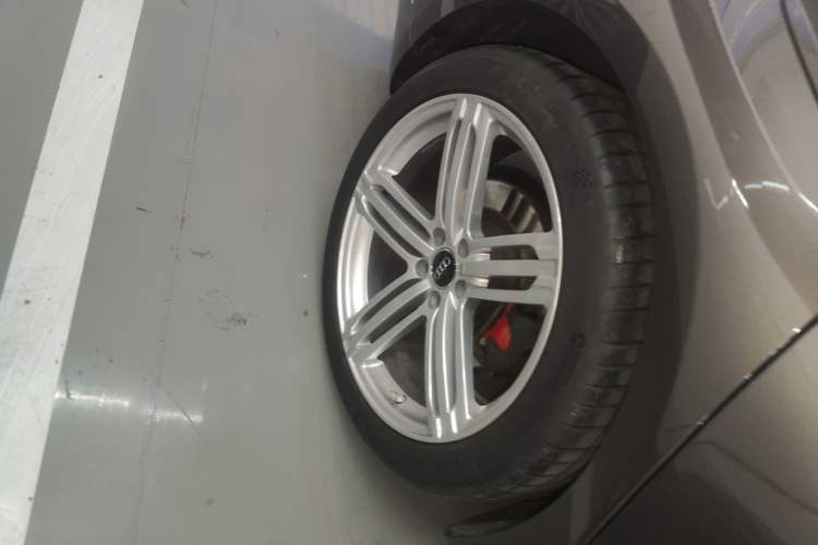 Used Audi A8 2014 A8L 45 TFSI quattro Comfort model Right Rear Wheel Hub