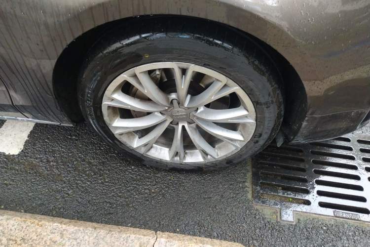 Used Audi A8 2014 A8L 50 TFSI quattro Luxury Model Right Front Wheel Hub