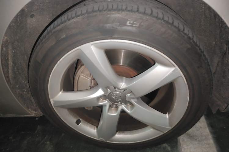 Used Audi A8 2014 A8L 45 TFSI quattro Luxury Model Right Front Wheel Hub