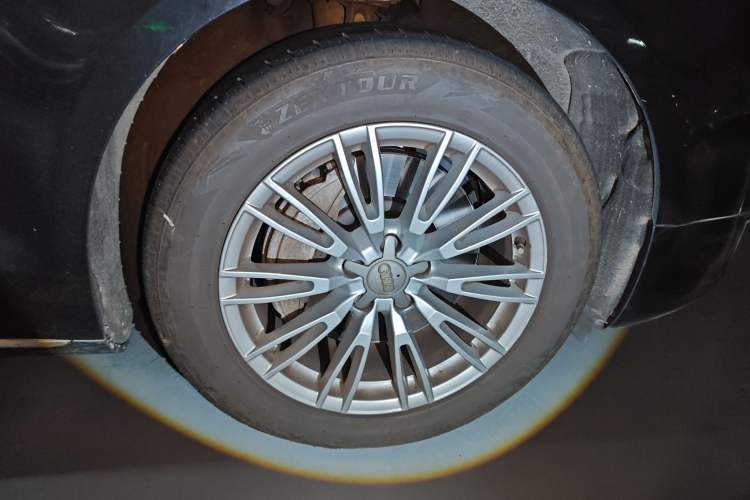 Used Audi A8 2014 A8L 45 TFSI quattro Comfort model Right Front Wheel Hub