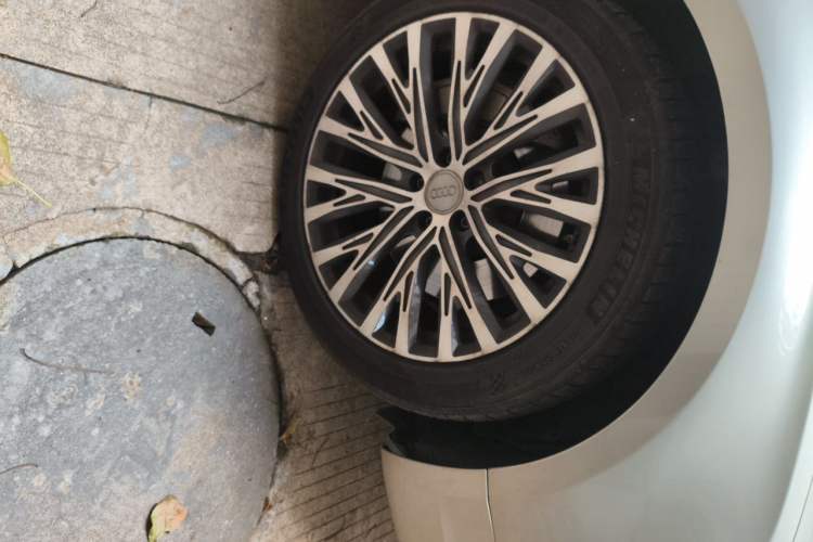 Used Audi A8 2014 A8L 45 TFSI quattro Luxury Model Right Front Wheel Hub