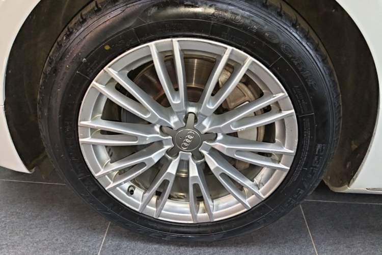 Used Audi A8 2014 A8L 45 TFSI quattro Comfort model Left Front Wheel Hub