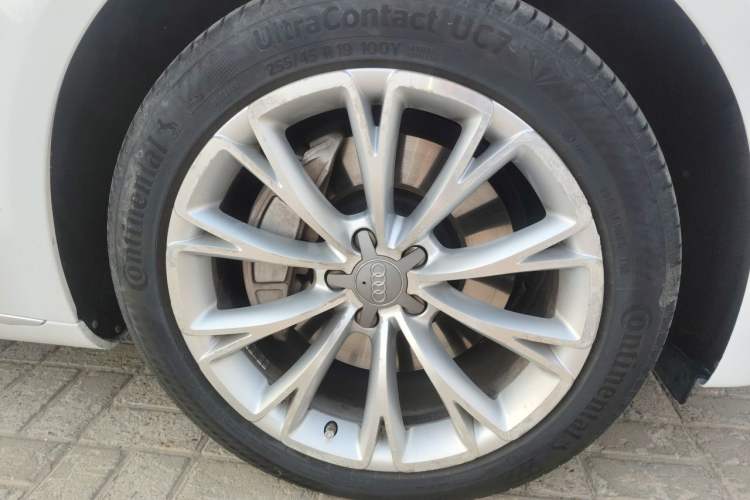 Used Audi A8 2014 A8L 45 TFSI quattro Comfort model Right Front Wheel Hub