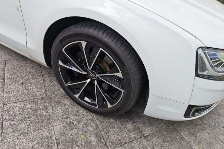 Used Audi A8 2014 A8L 45 TFSI quattro Comfort model Right Front Wheel Hub