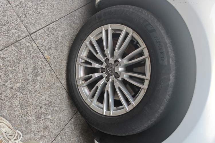 Used Audi A8 2014 A8L 45 TFSI quattro Comfort model Right Front Wheel Hub