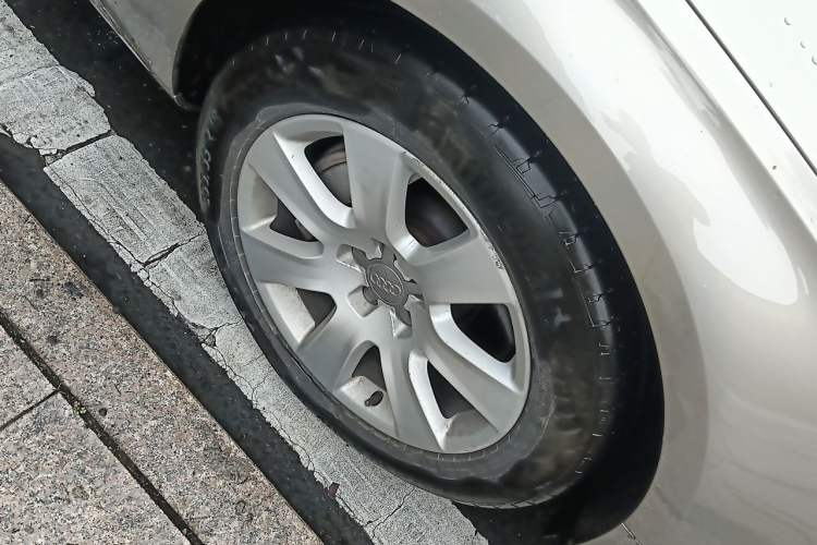 Used Audi A8 2014 A8L 45 TFSI quattro Comfort model Right Front Wheel Hub