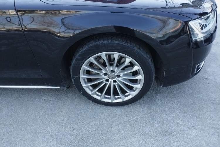 Used Audi A8 2016 A8L 45 TFSI quattro Comfort model Right Front Wheel Hub