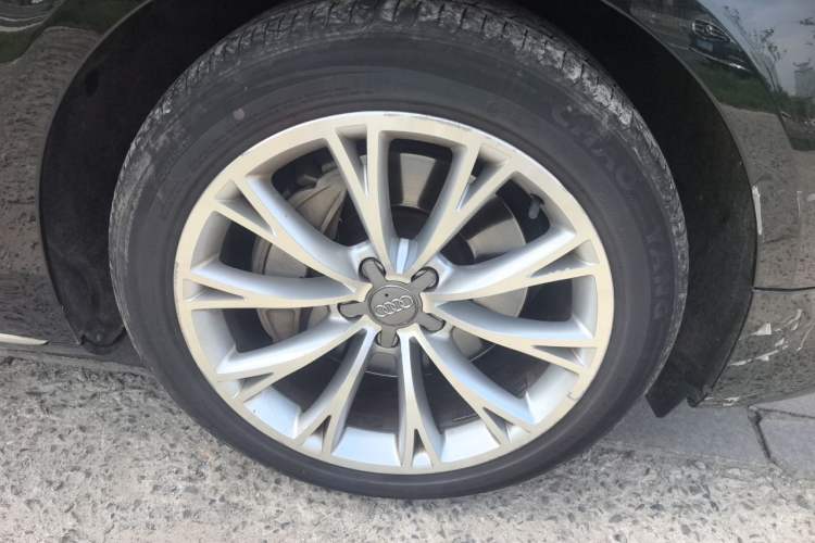 Used Audi A8 2016 A8L 45 TFSI quattro Comfort model Right Front Wheel Hub