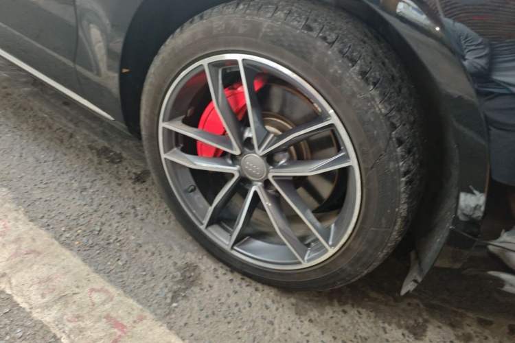 Used Audi A8 2016 A8L 45 TFSI quattro Comfort model Right Front Wheel Hub
