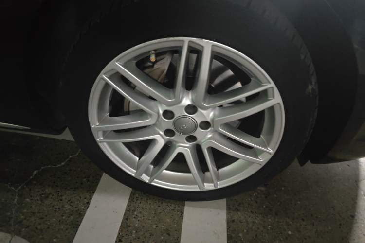 Used Audi A8 2016 A8L 45 TFSI quattro Comfort model Right Front Wheel Hub