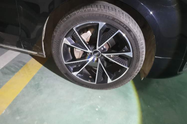 Used Audi A8 2016 A8L 45 TFSI quattro Comfort model Right Front Wheel Hub